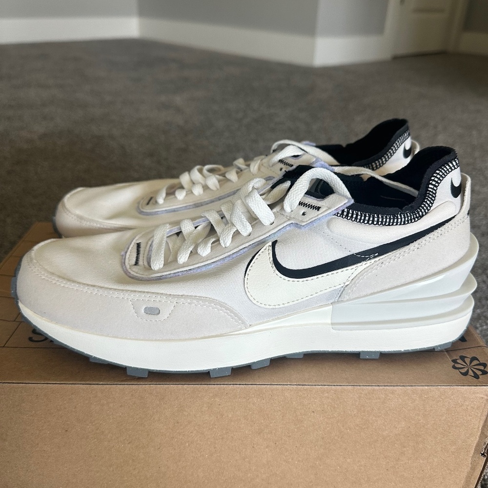 Nike waffle one SE never worn